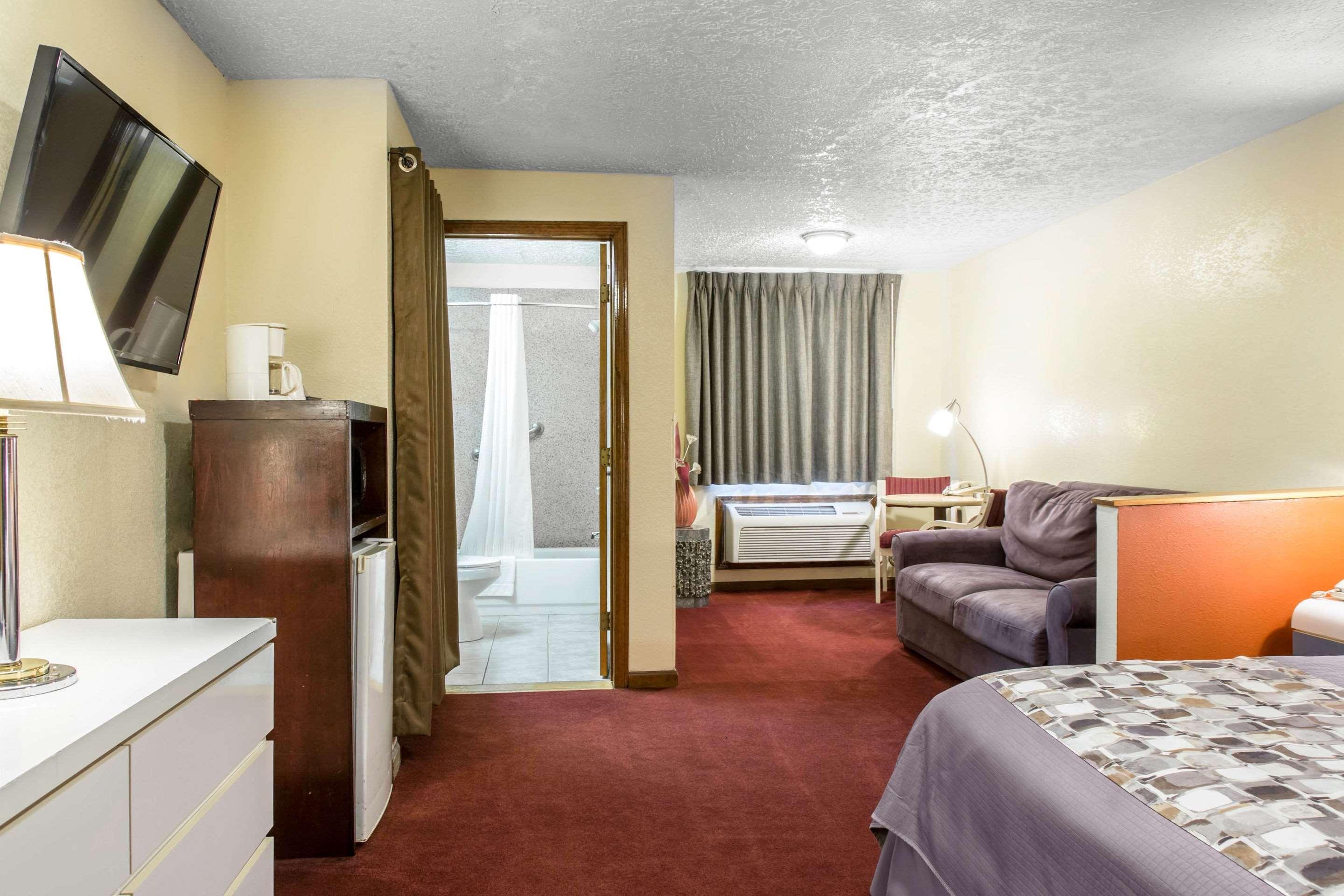 Rodeway Inn & Suites Branford - Guilford Bagian luar foto